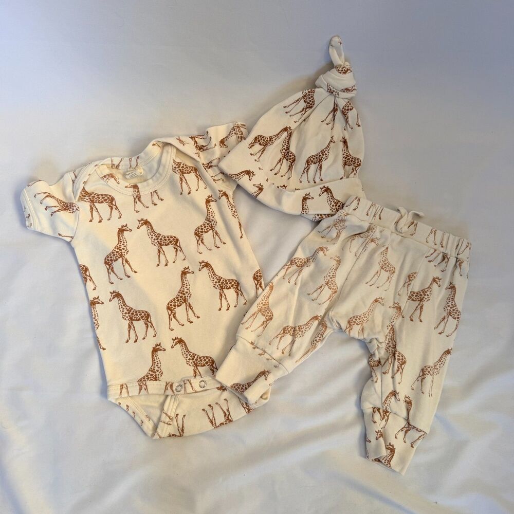 Kate Quinn Giraffe Print Baby 3-Piece Set Bodysuit Pants Hat 6–12M